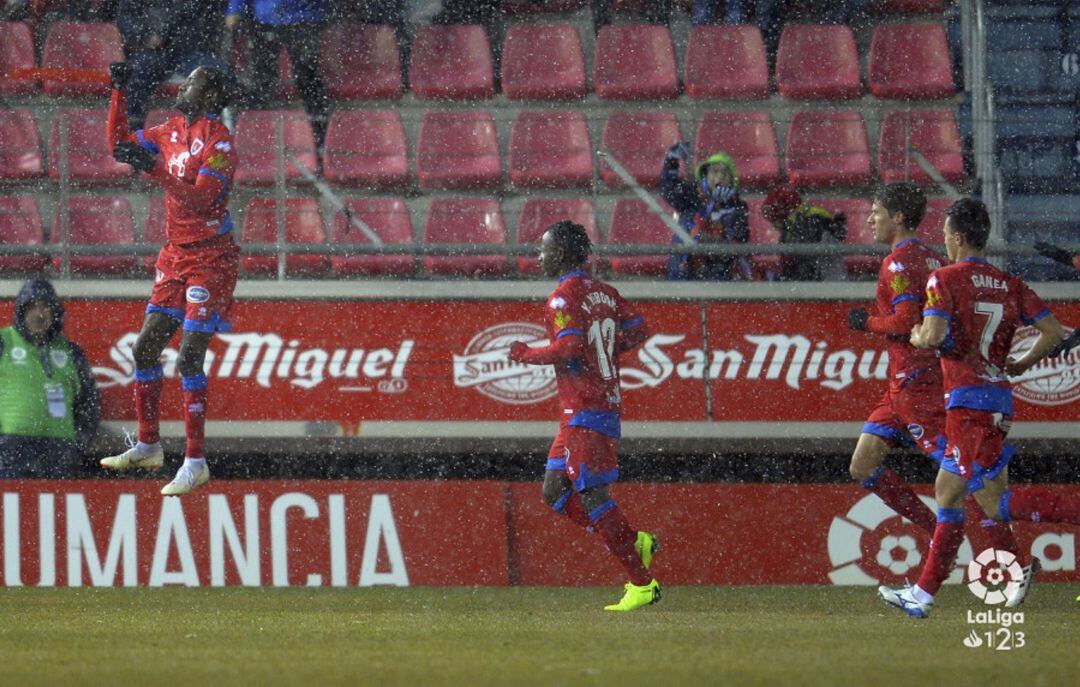 Diamanka, que es duda para recibir al Lugo, celebra uno de los dos goles ante el Córdoba en Los Pajaritos.