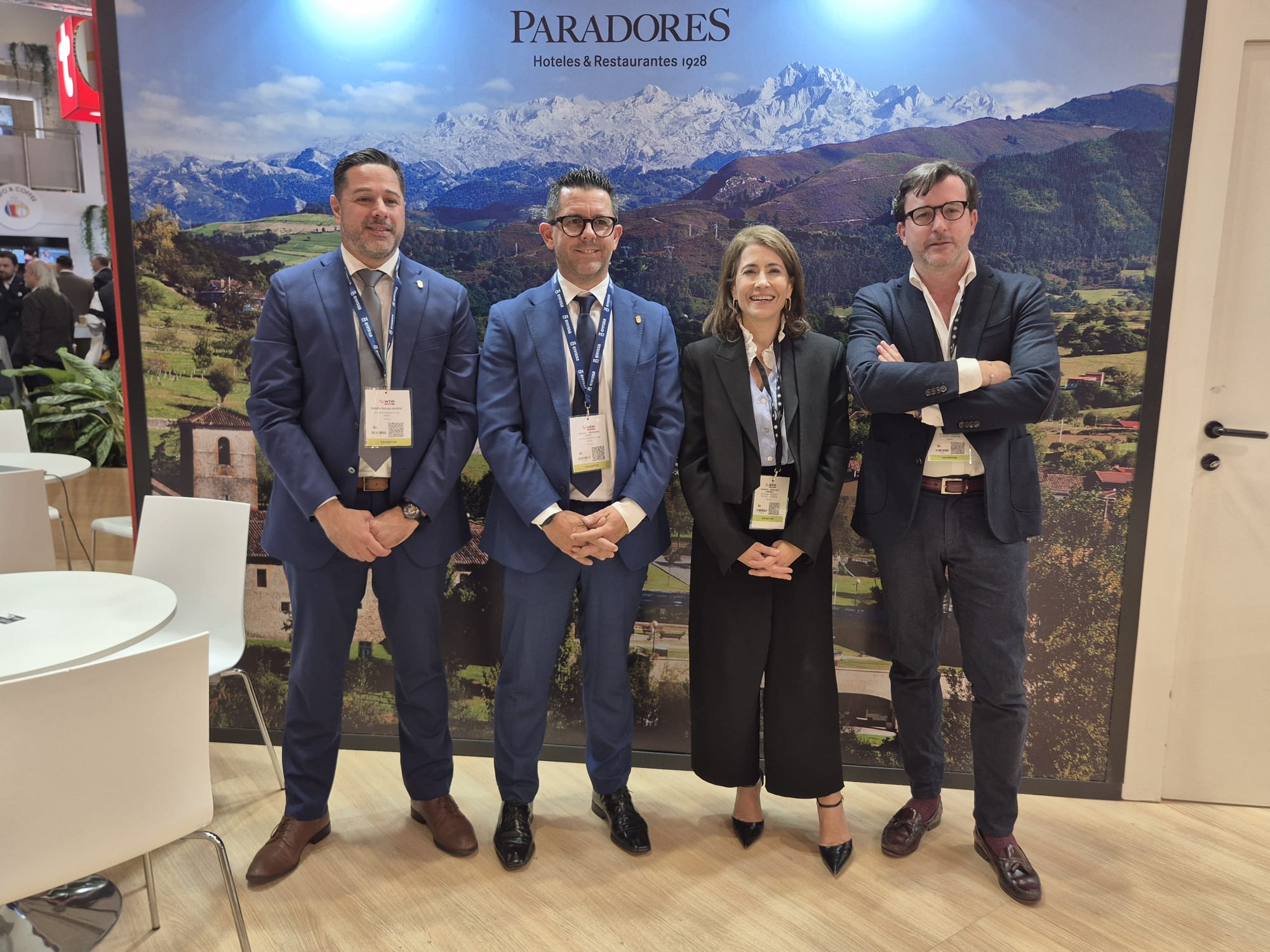 Los representantes del Ayuntamiento de Ibiza con la presidenta de Paradores en la WTM