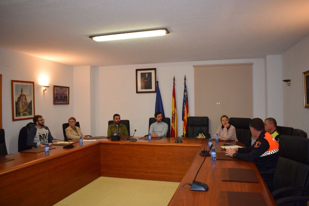 Reunión de urgencia en el ayuntamiento de El Poble Nou ante la alerta sanitaria.