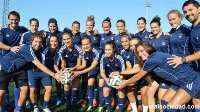 Todo el equipo femenino de la Real posa en Zubieta mostrando su ilusión ante la nueva temporada.