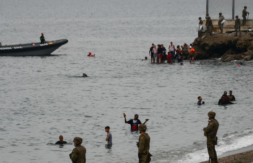 Migrantes cruzan a nado la frontera entre Ceuta y Marruecos