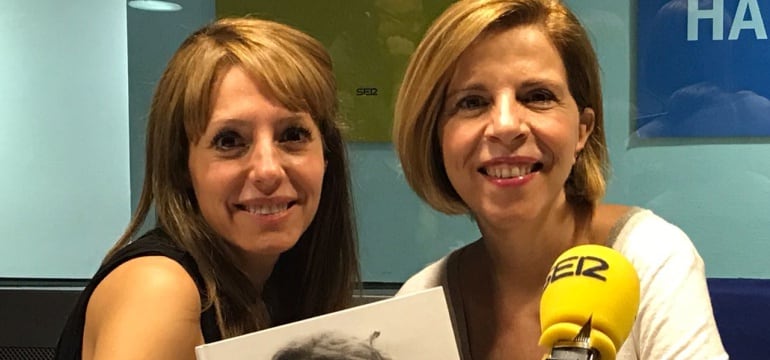 Sole Giménez, junto a Macarena Berlín en los estudios de la Gran Vía madrileña.