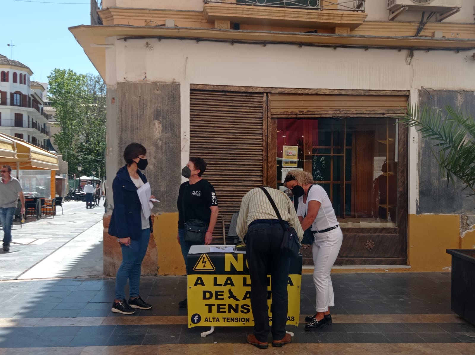 Afectados por la línea de alta tensión Hinojar recogen firmas en la calle corredera