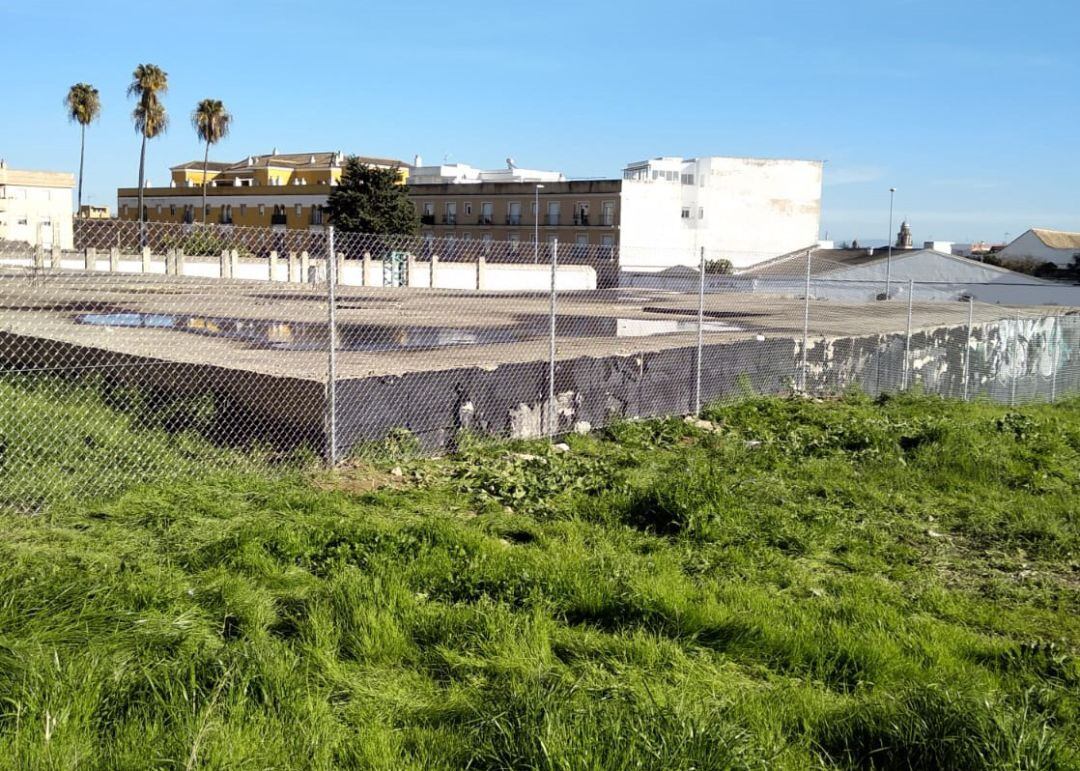 Imagen de la parcela vallada en la calle Armas de Santiago