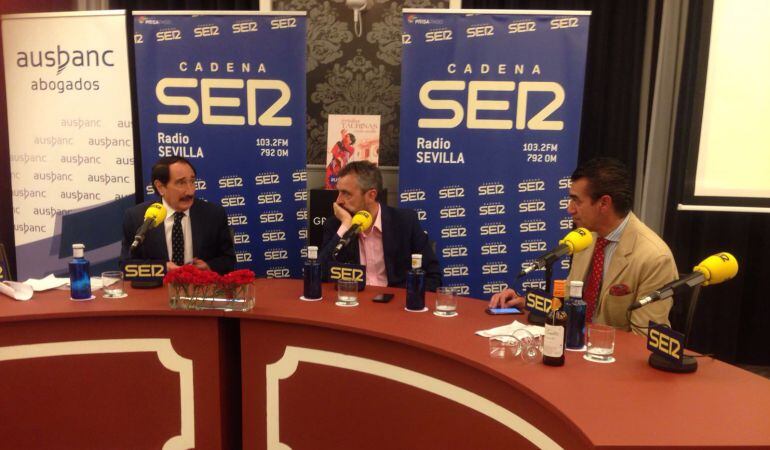 De izquierda a derecha, Manolo Molés, Paco García y Emilio Trigo en las tertulias taurinas de Radio Sevilla