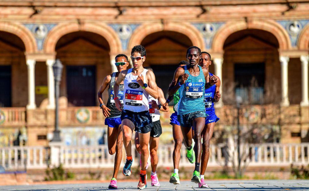 Imagen de archivo de la Maratón de Sevilla a su paso por la Plaza de España