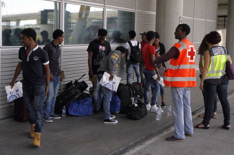 llegada al Aeropuerto Adolfo Suárez Madrid-Barajas de 10 refugiados eritreos procedentes de Italia.