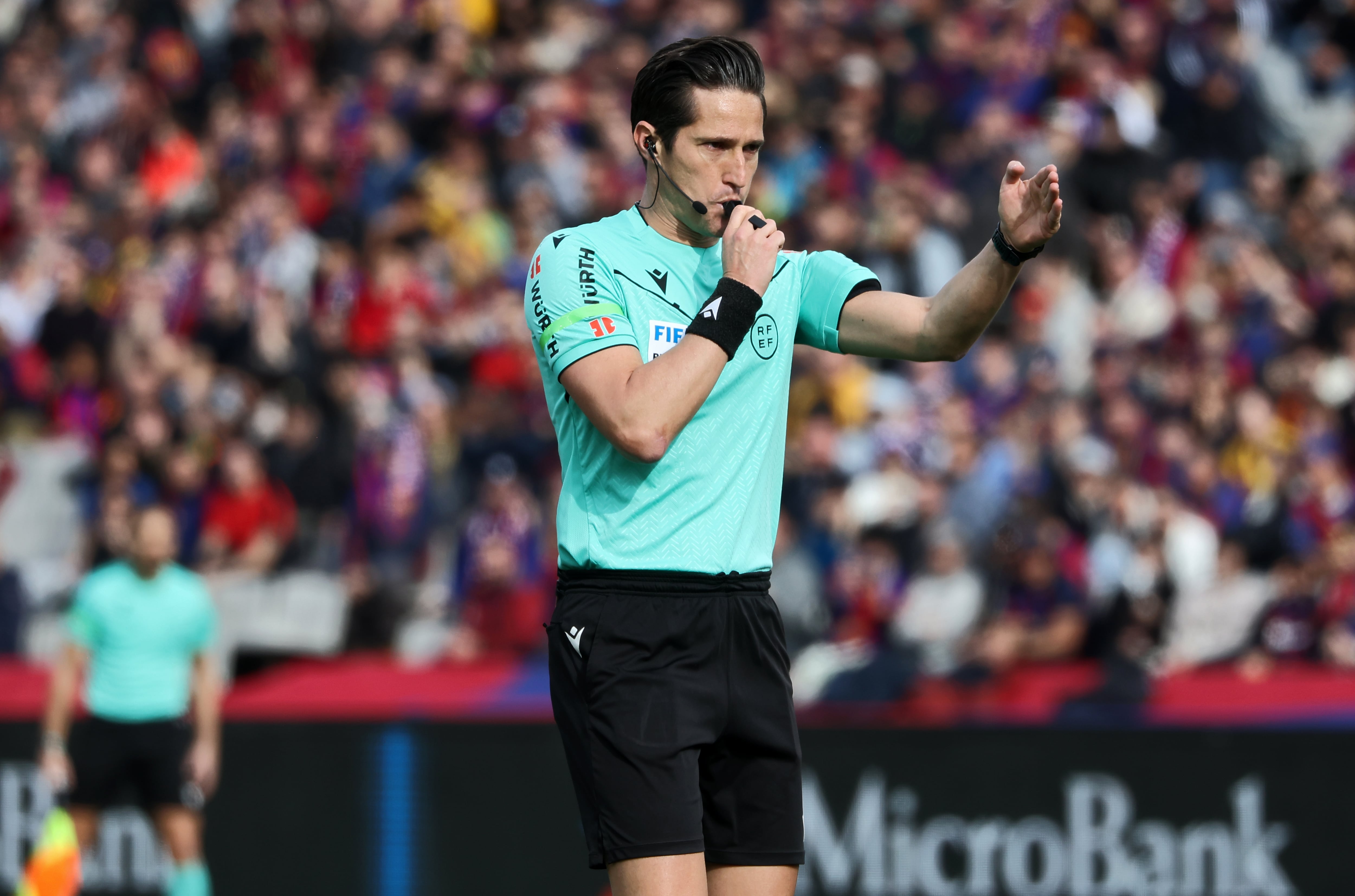 Munuera Montero durante el Barça-Rayo Vallecano