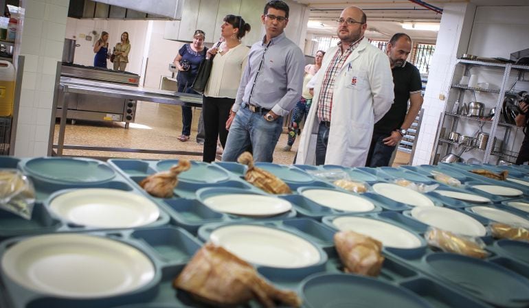 Jorge Rodríguez visita con el personal médico las cocinas del Hospital Psiquiátrico de Bétera