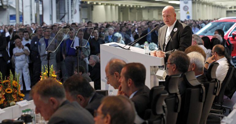 Fotografía facilitada por Volkswagen AG del presidente del comité de empresa de Volkswagen, Bernd Osterloh, mientras pronuncia un discurso ante alrededor de 20.000 empleados reunidos en la sede central de Wolfsburgo (Alemania) este 6 de octubre de 2015. 