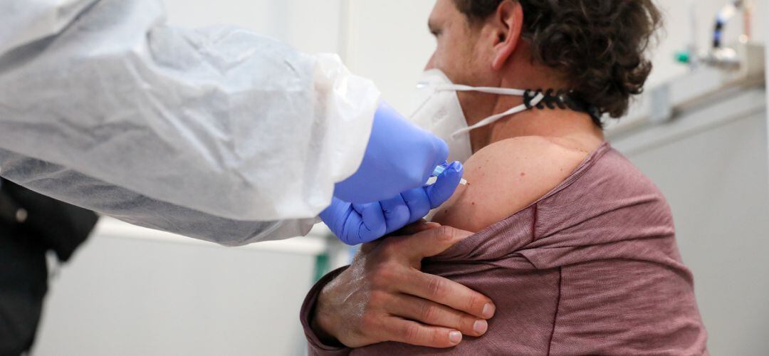 Un hombre recibe la vacuna contra el COVID-19 en el Hospital Público Enfermera Isabel Zendal