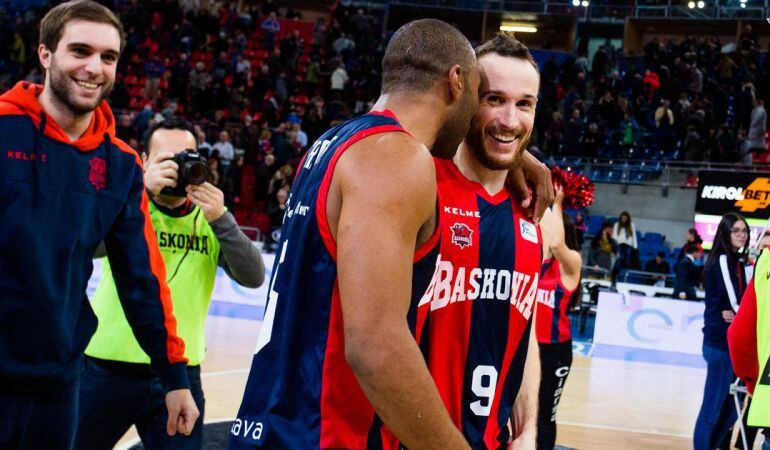 Granger y Huertas se felicitan al final del partido.