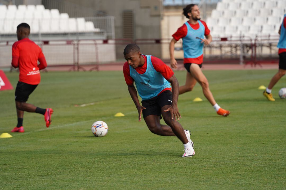 Sergio Akieme en el entrenamiento de este martes.
