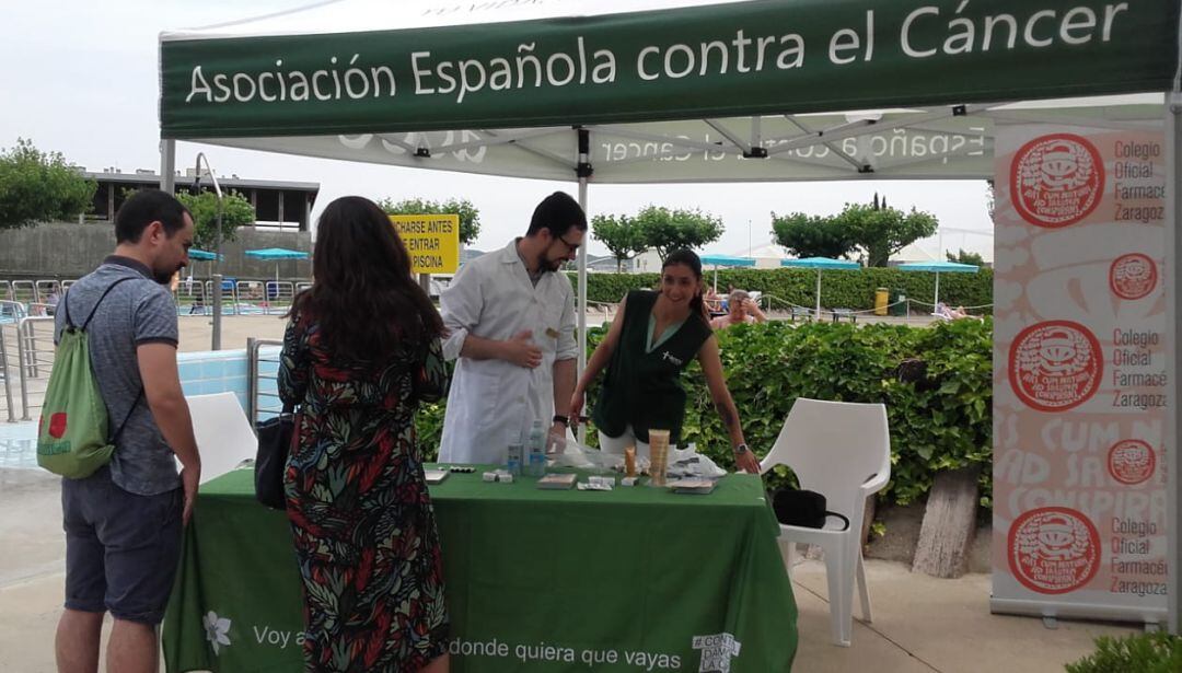 Inicio de la campaña de concienciación contra el cáncer de piel en las piscinas municipales del barrio zaragozano de Delicias. 