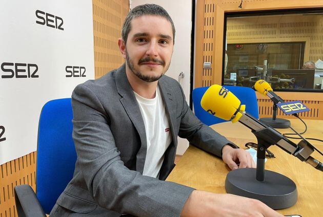 El actor Emmanuel Vizcaíno en los estudios de Radio Murcia para hablar de su trabajo al frente de Tenorio, una nueva revisión del clásico de Zorrilla