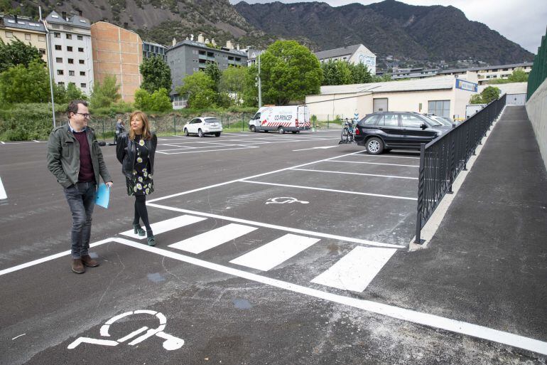  La cònsol major, Conxita Marsol i el conseller d’Urbanisme, Josep Antoni Cortés, presenten les novetats sobre els aparcaments de la parròquia, el dia de l'obertura del nou aparcament, Estació Central.
