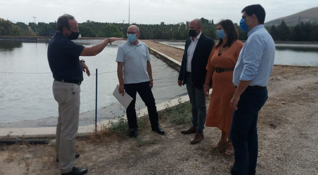 Visita de responsables políticos, entre ellos el diputado de Infraestructuras, José Luis Hidalgo, a la depuradora de Jódar.