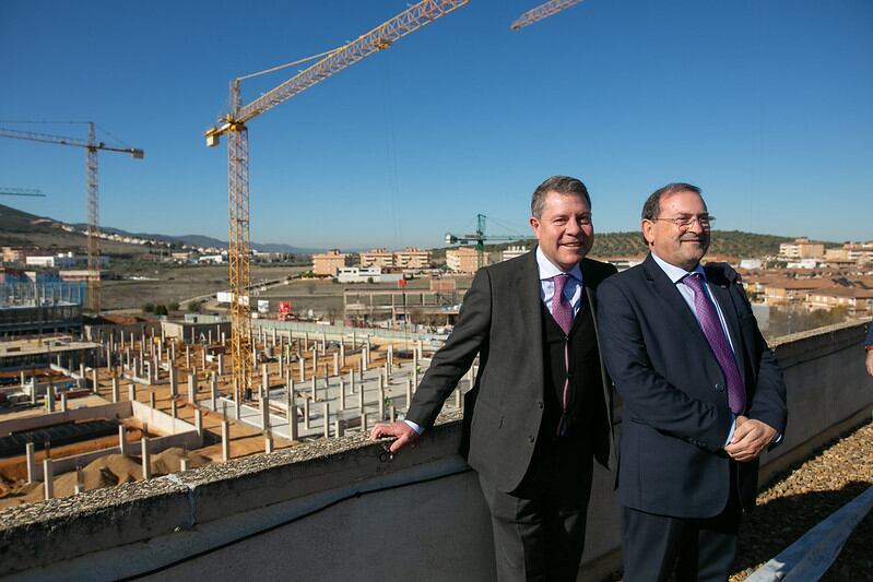 Emiliano García-Page y Adolfo Muñiz ante las obras del nuevo hospital de Puertollano