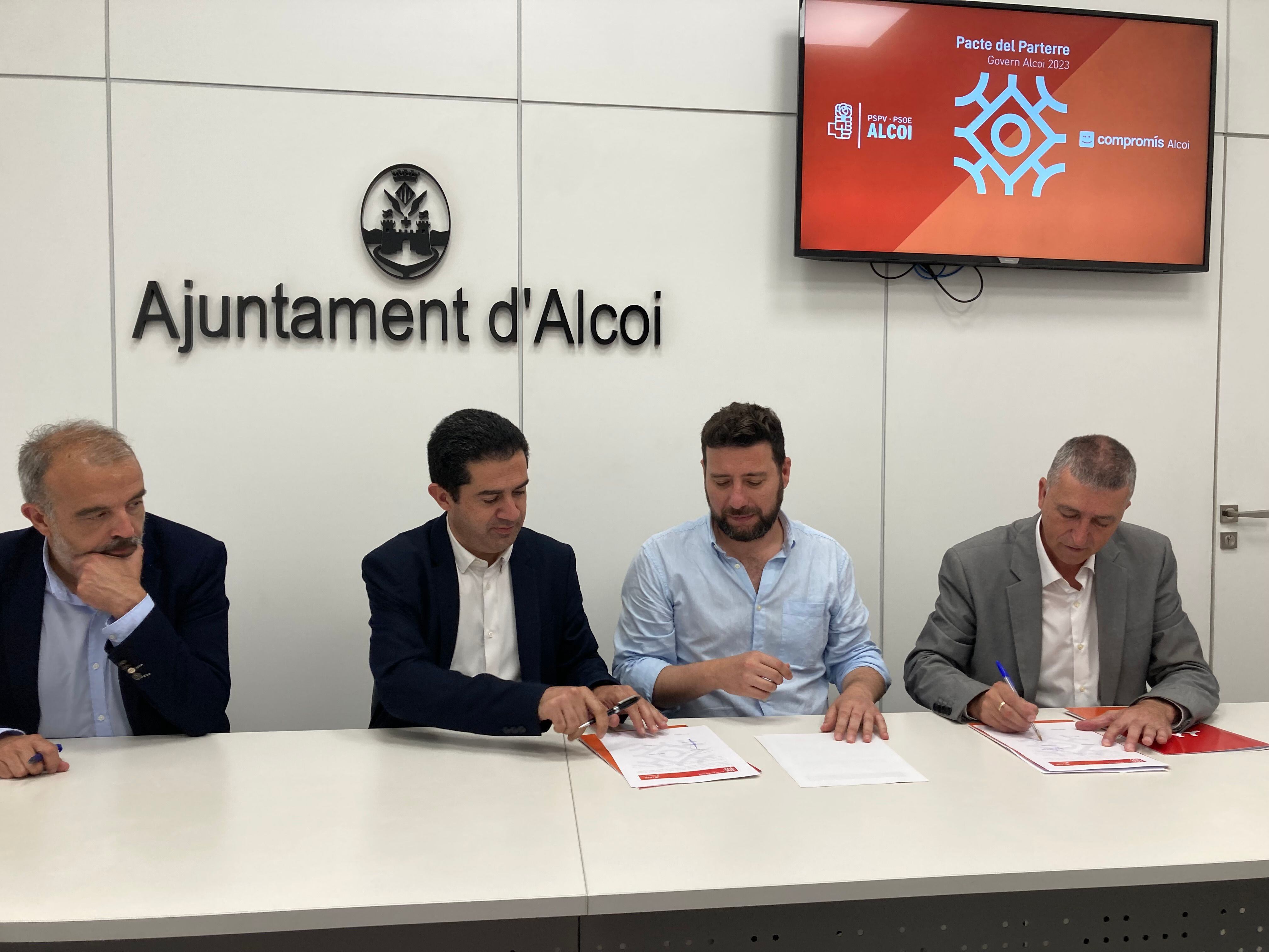 Firma del pacto del Parterre entre PSOE y Compromís en Alcoy