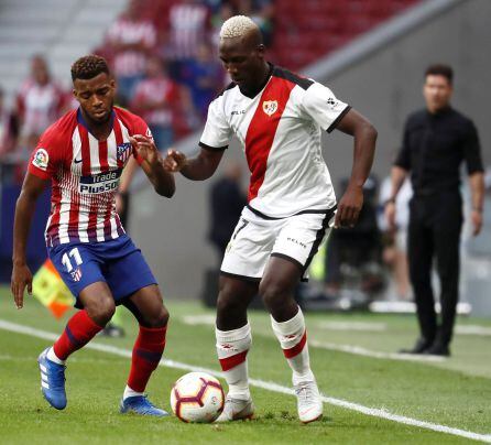 Luis Advíncula y Thomas Lemar, en una de las primeras acciones del partido.