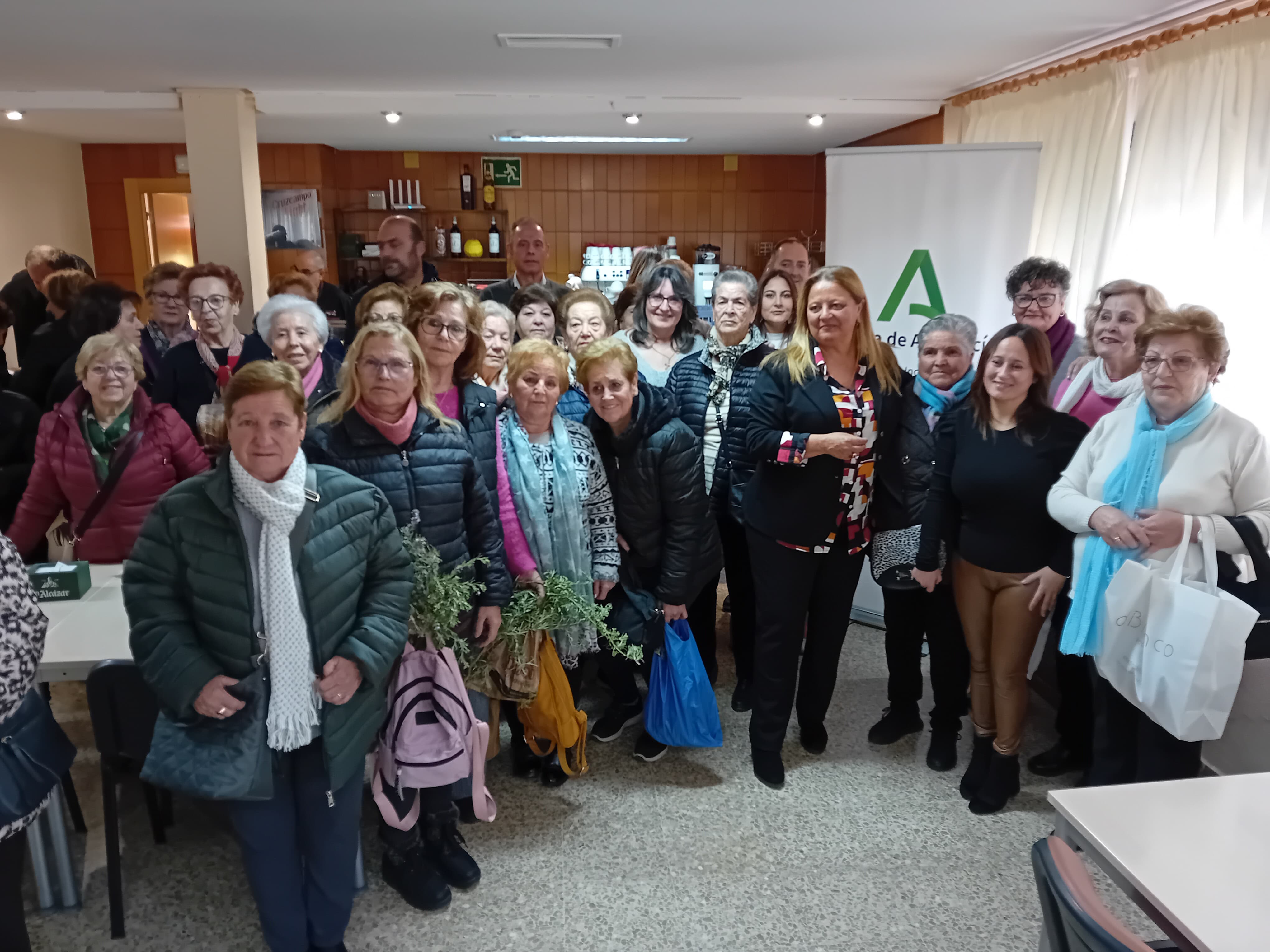 Socios del CPAPM de Jódar con autoridades en la inauguración del servicio de cafetería