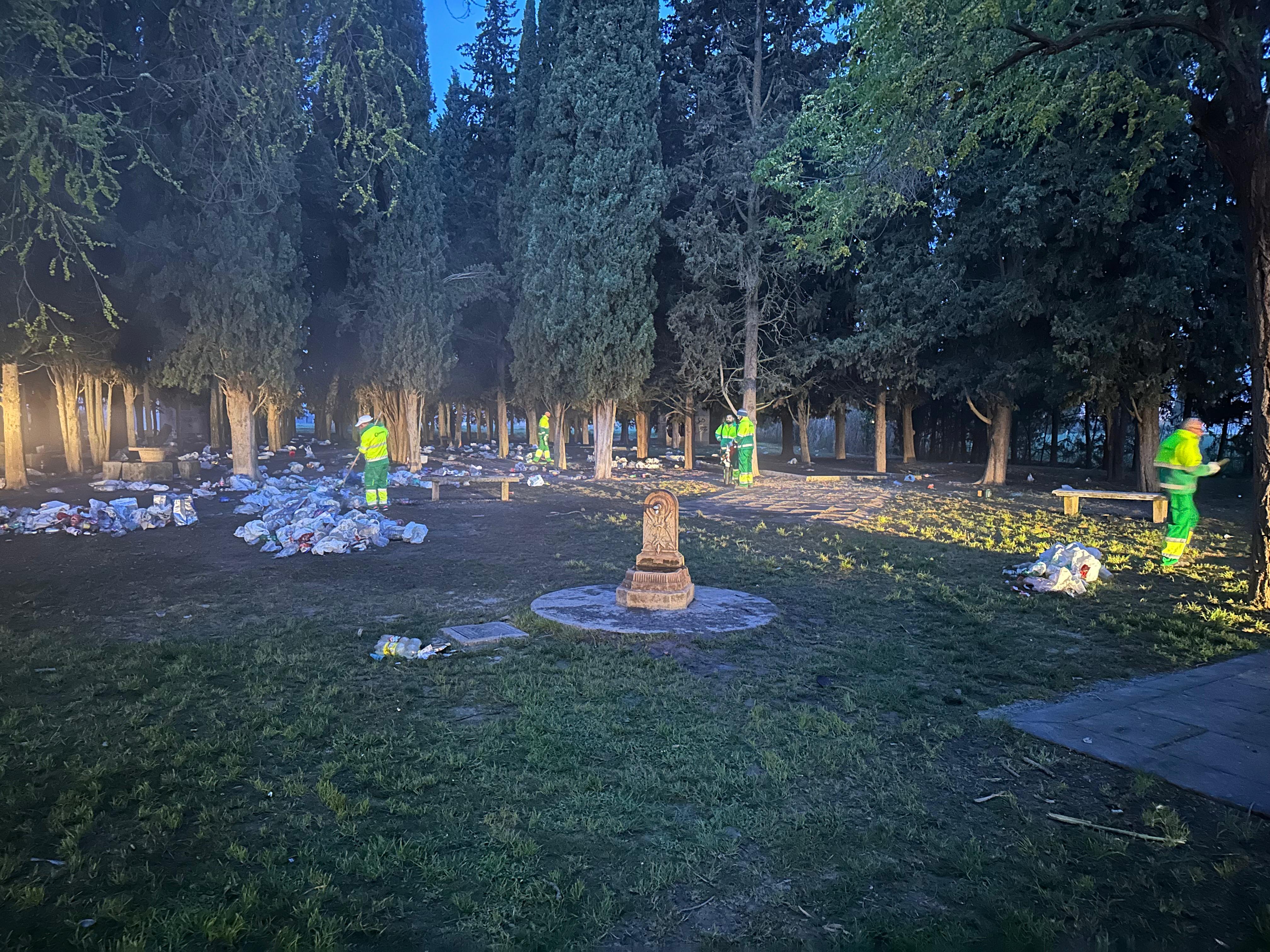 Las brigadas limpiando el recinto del pinar de Salas