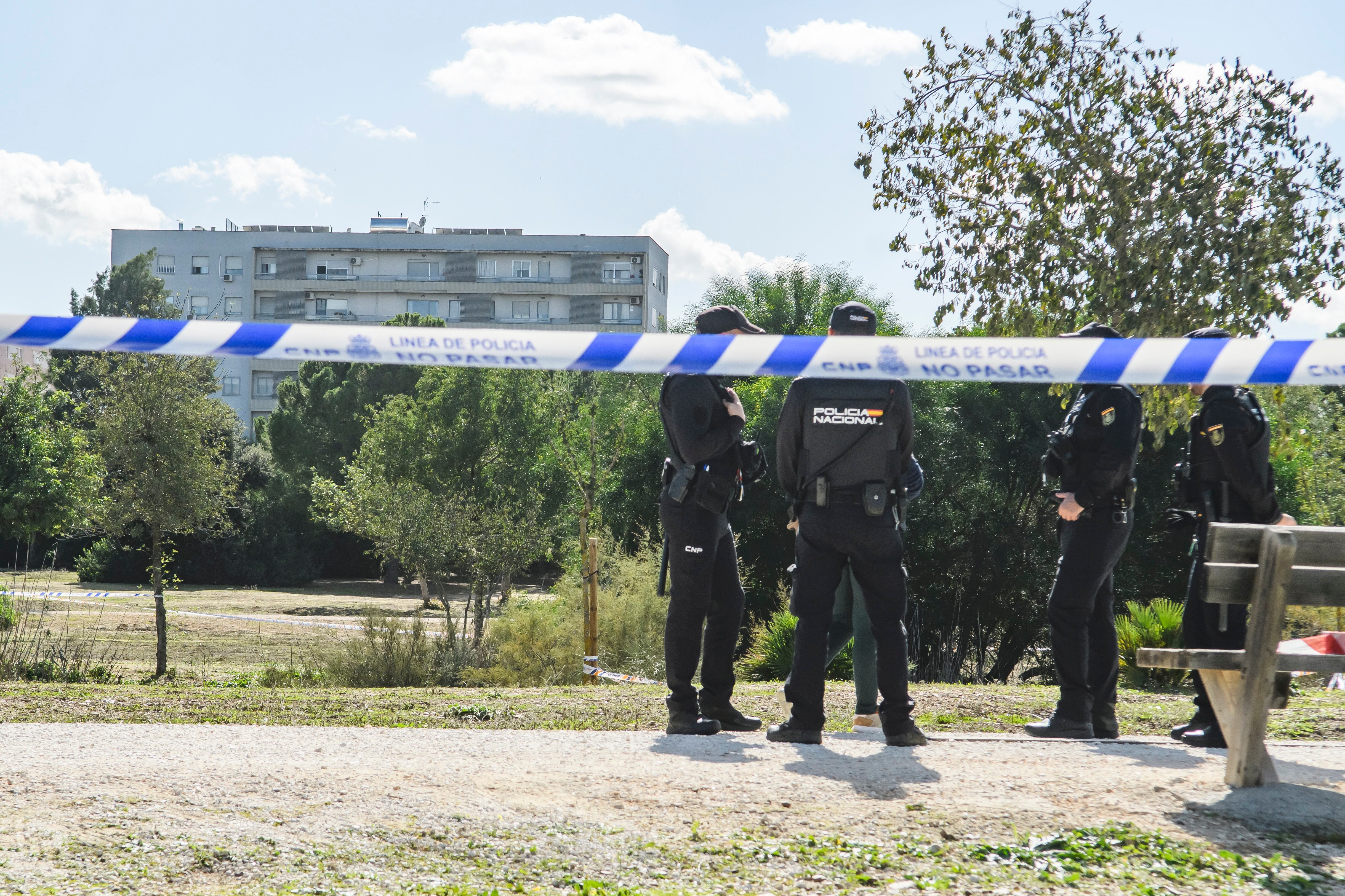 Agentes de la Policía Nacional cerca del lugar donde una persona que paseaba junto a la Laguna del Parque del Tamarguillo de Sevilla ha encontrado este lunes flotando en el agua el cadáver de una persona, cuya identidad se desconoce todavía, en avanzado estado de descomposición. EFE/ Raúl Caro.