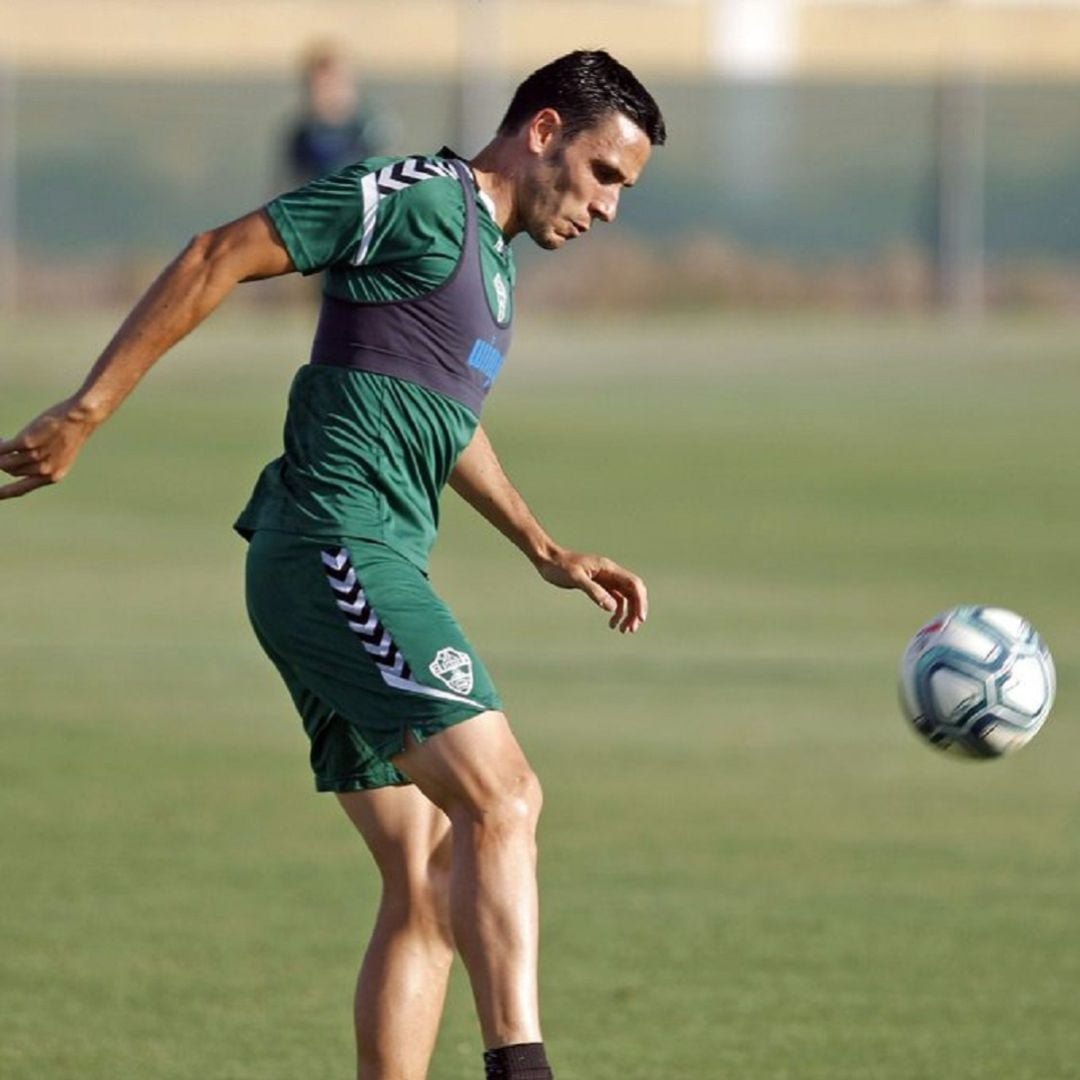 El jugador del Elche Ramón Folch da toques al balón durante una sesión