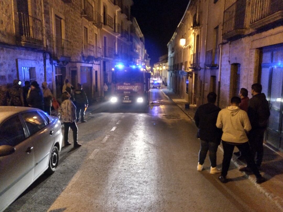 Para que los bomberos pudieran trabajar, además de evitar que posibles desprendimientos pudieran ocasionar daños, se cortó el tráfico por parte de agentes de la Guardia Civil, colaborando también la Policía Local