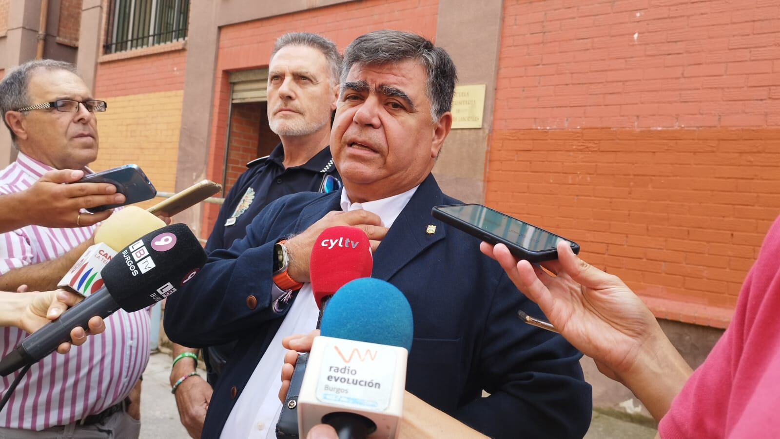 Juan Manuel Manso, alcalde accidental de Burgos y concejal de Urbanismo, atiende a los medios de comunicación delante del edificio de la antigua Escuela de Relaciones Laborales que acogerá durante año y medio los servicios de atención al ciudadano de la Policía Local. / Foto: Radio Castilla