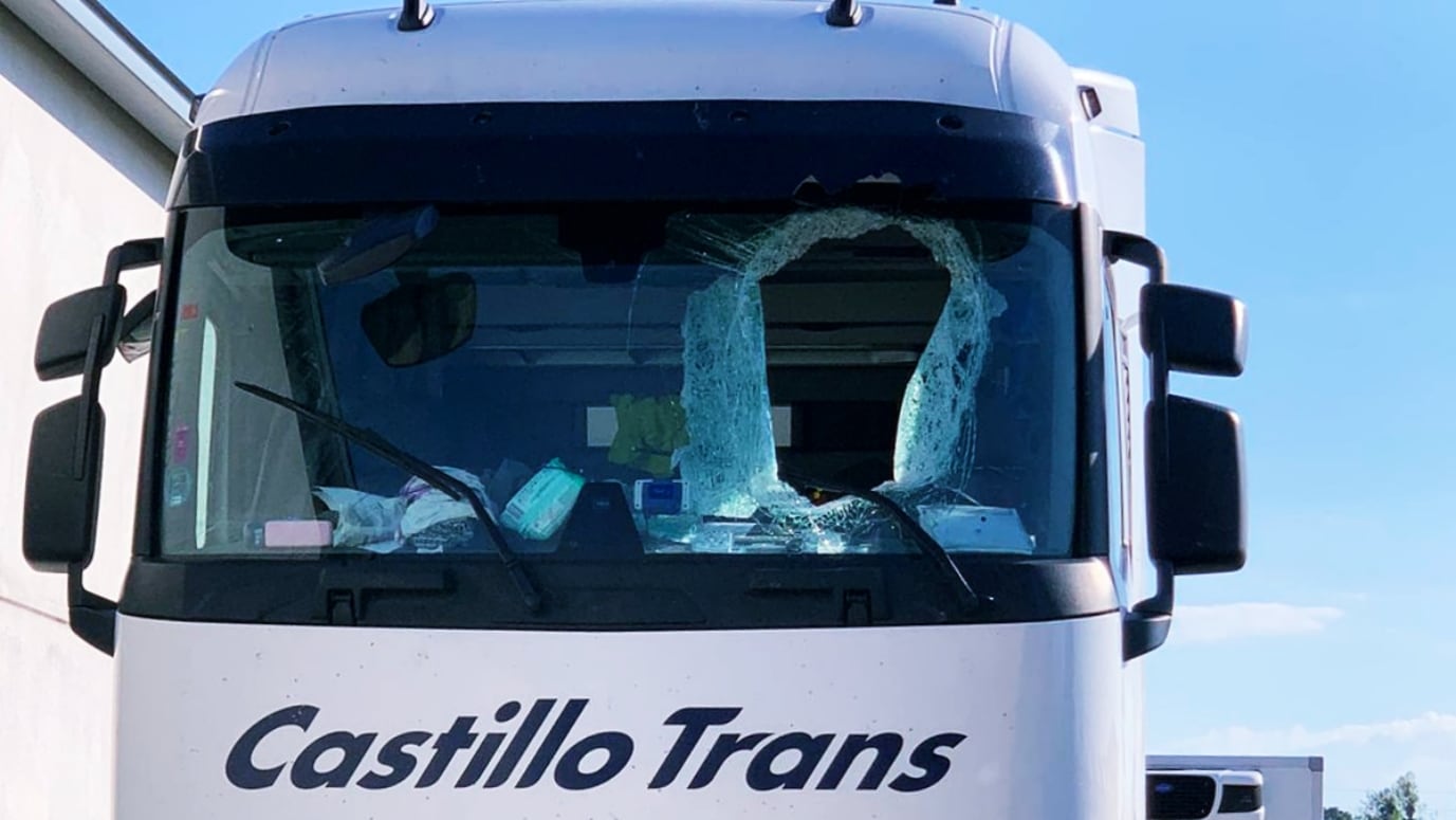 BENJÚZAR (ALICANTE) Fotografía facilitada por la empresa alicantina Castillo Trans, del camión accidentado en Bélgica, cuyo conductor, Gheroghe Tibil, de 50 años, de origen rumano y residente en Almoradí, falleció en el siniestro que ocurrió cuando circulaba por una de las autopistas entre las provincias de Lieja y Namur, en Bélgica. EFE/Castillo