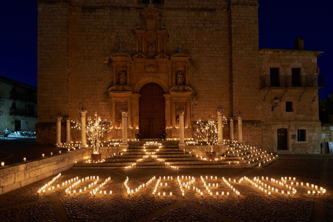 La velas han dibujado la palabra volveremos y el lazo de la solidaridad ademñas de adornar los árboles de los deseos