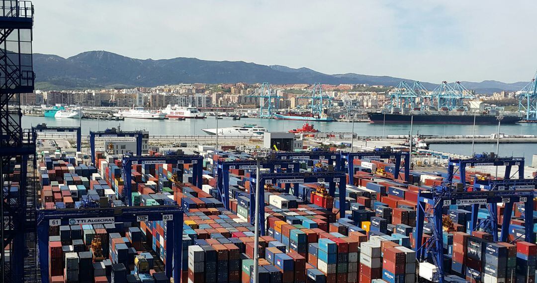 Imagen de la actividad portuaria que genera la estiba en Algeciras.