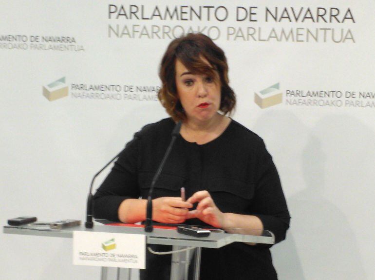 Ainhoa Aznárez, presidenta del Parlamento, en su comparecencia ante los medios de comunicación.