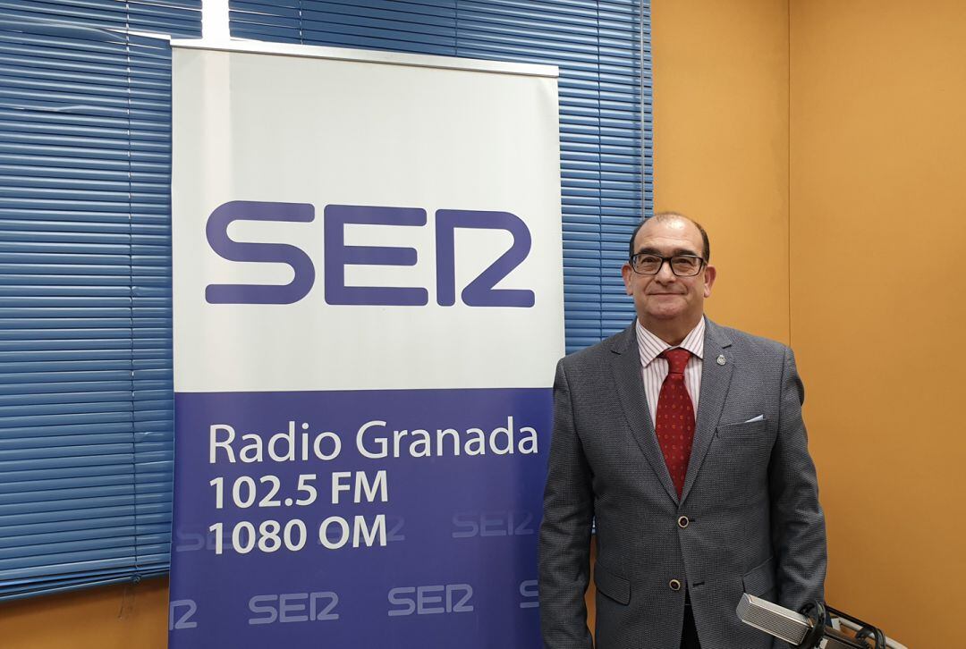 El presidente de la Federación de Cofradías y Hermandades de Semana Santa de Granada, Jesús Muros, en los estudios de Radio Granada