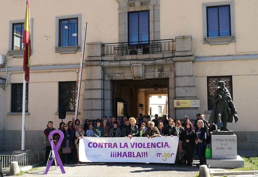 La concentración organizada por el Consejo Sectorial de la Mujer se ha celebrado a las puertas de la Comandancia de la Guardia Civil en la capital