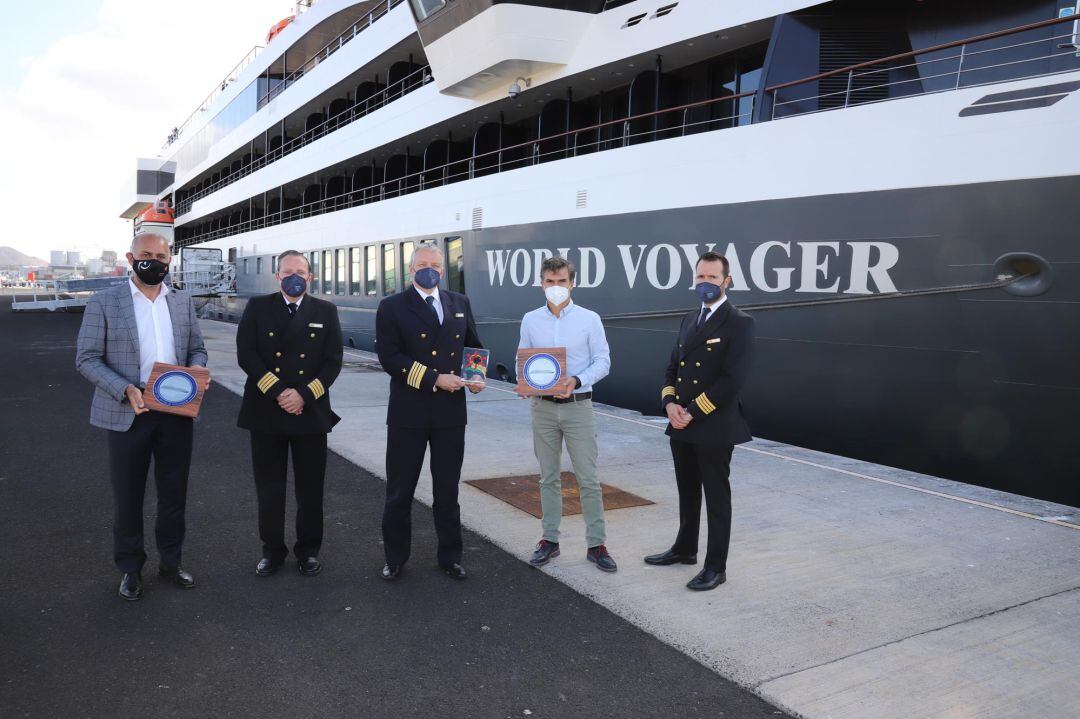 El consejero delegado de la Sociedad de Promoción Exterior de Lanzarote (SPEL), Héctor Fernández, dando la bienvenida al crucero.