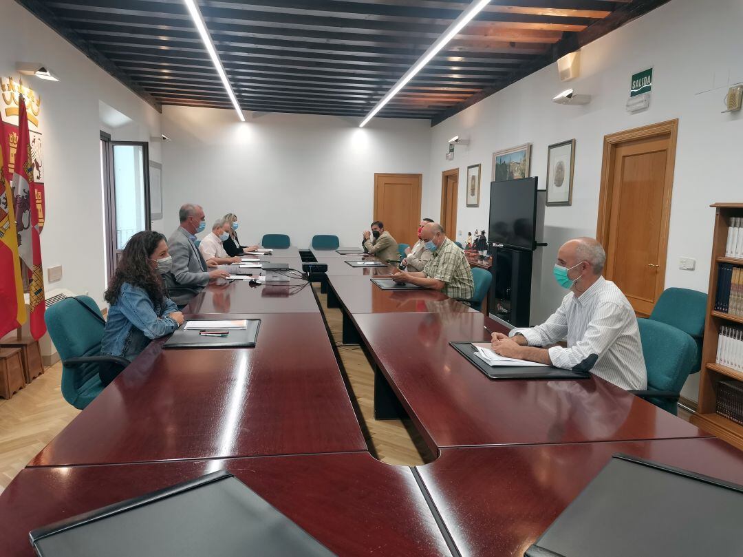 Imágen del encuentro entre la delegación territorial de la Junta y la Mesa Provincial de Hostelería y Turismo