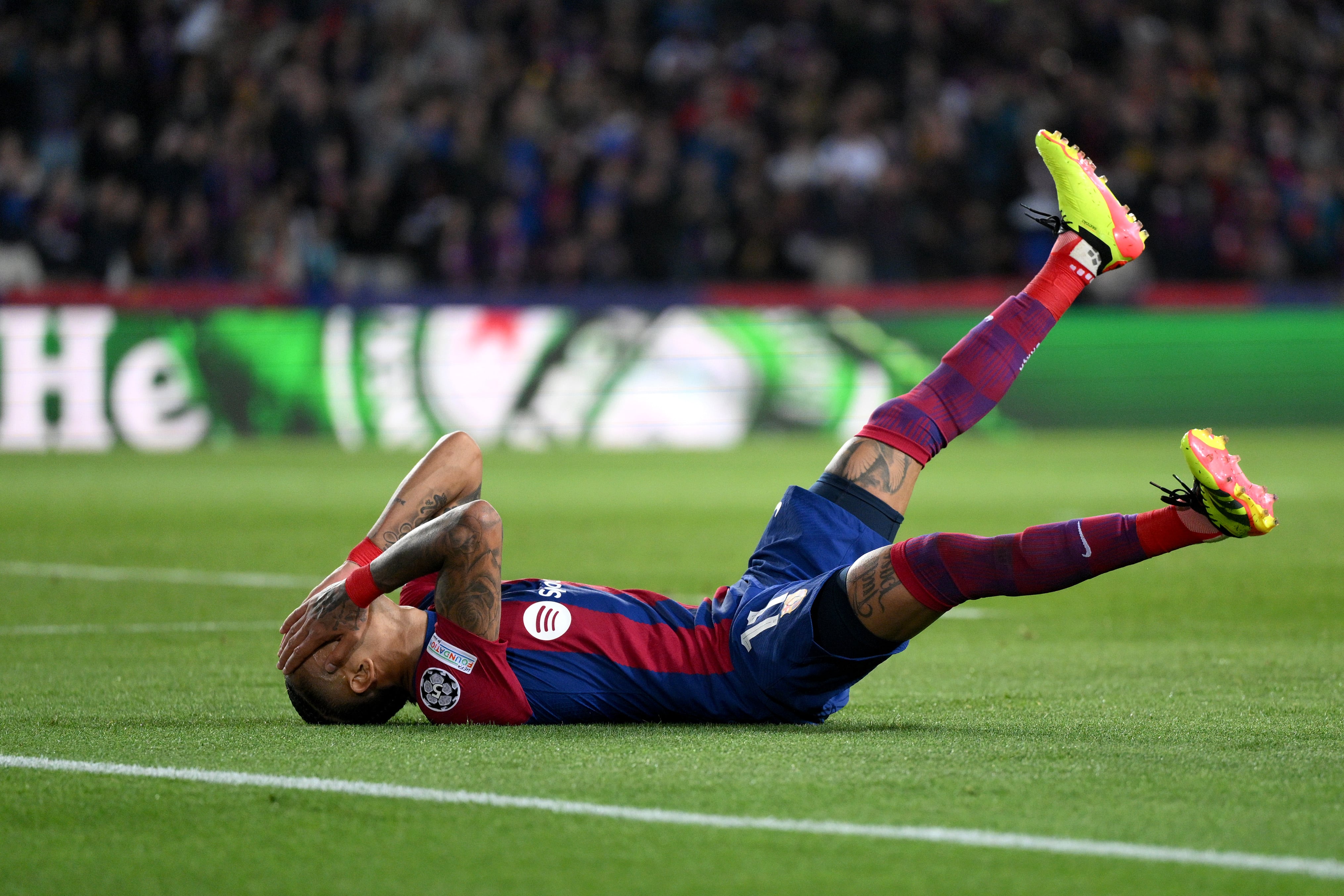 Raphinha se lamenta de una ocasión fallada durante el FC Barcelona-PSG. (UEFA Champions League 2023/24)