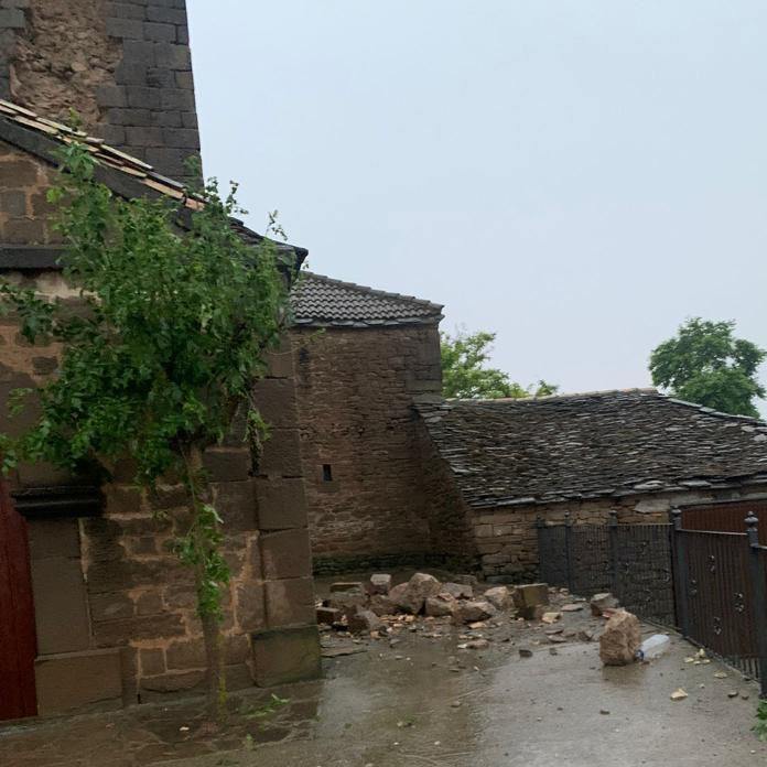 Ha dejado una estela de rocas caídas en la fachada de la torre