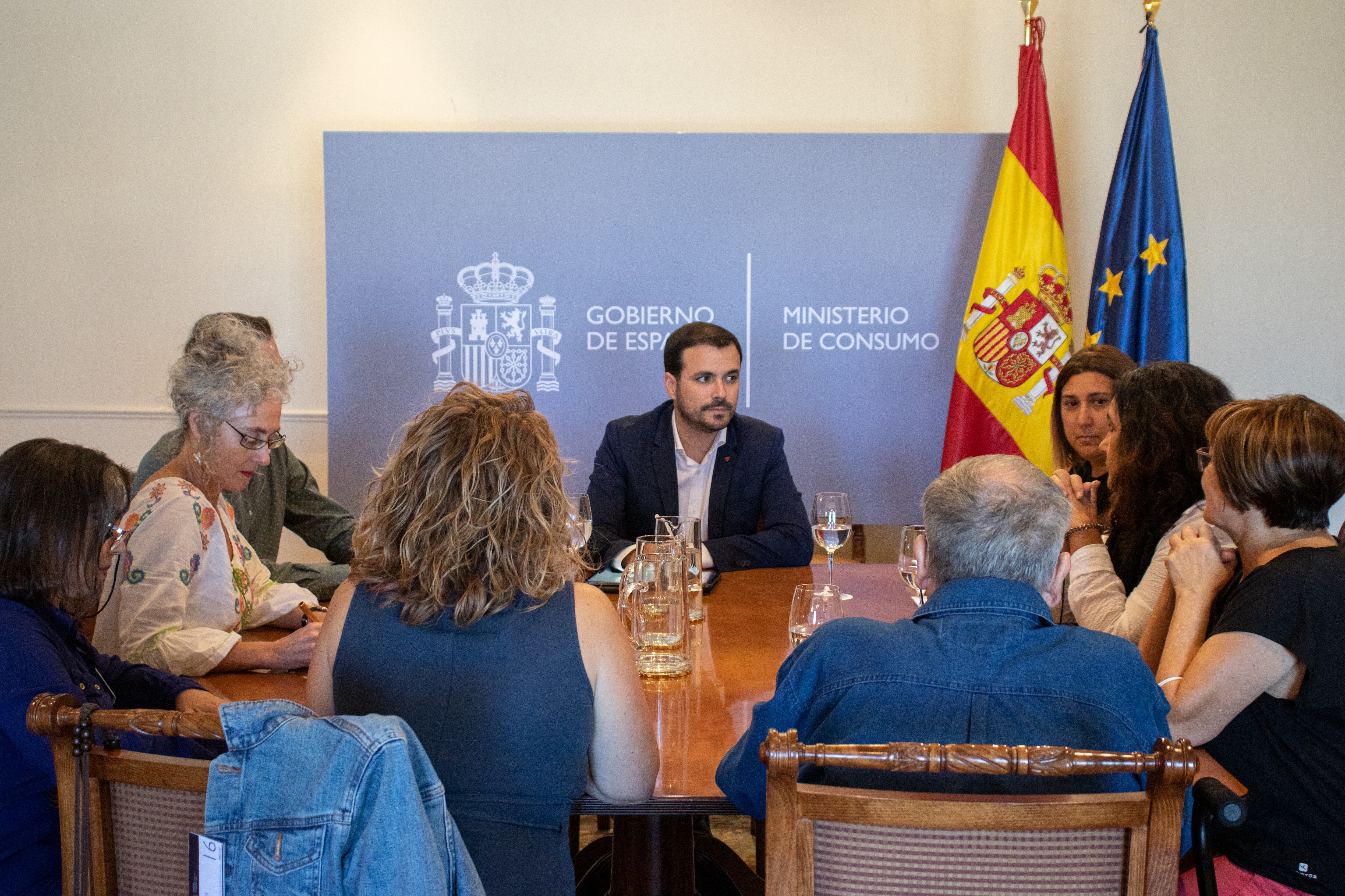 El ministro de Consumo, Alberto Garzón, con familias de mayores que viven en residencias para hablar de los menús saludables.