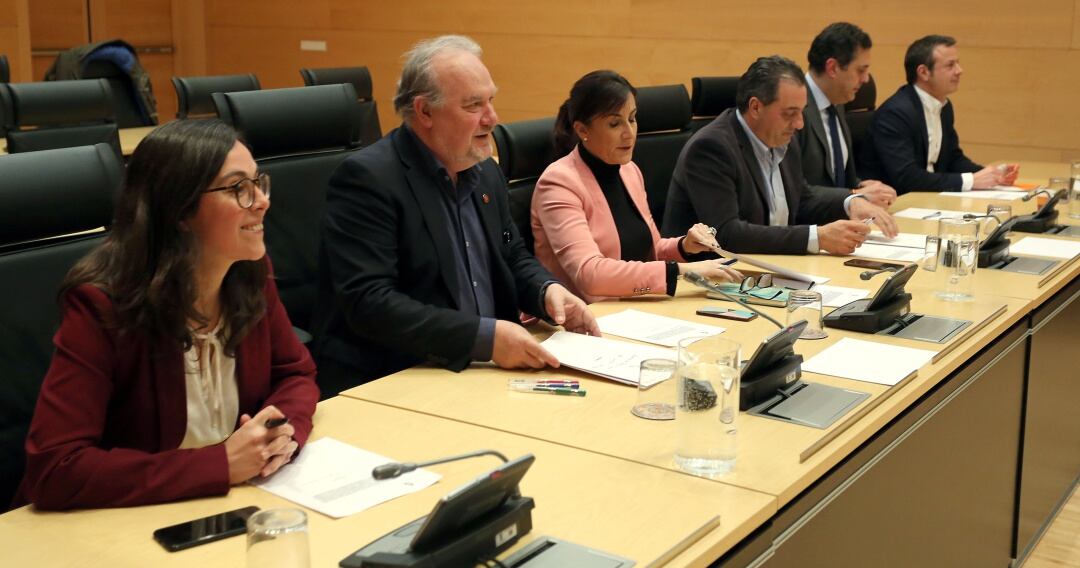 Procuradores de Podemos, PP, PSOE y Cs, durante la reunión de la Comisión de Investigación de las Cortes sobre la adjudicación de parques eólicos, los terrenos de Portillo y el edificio de Arroyo de la Encomienda