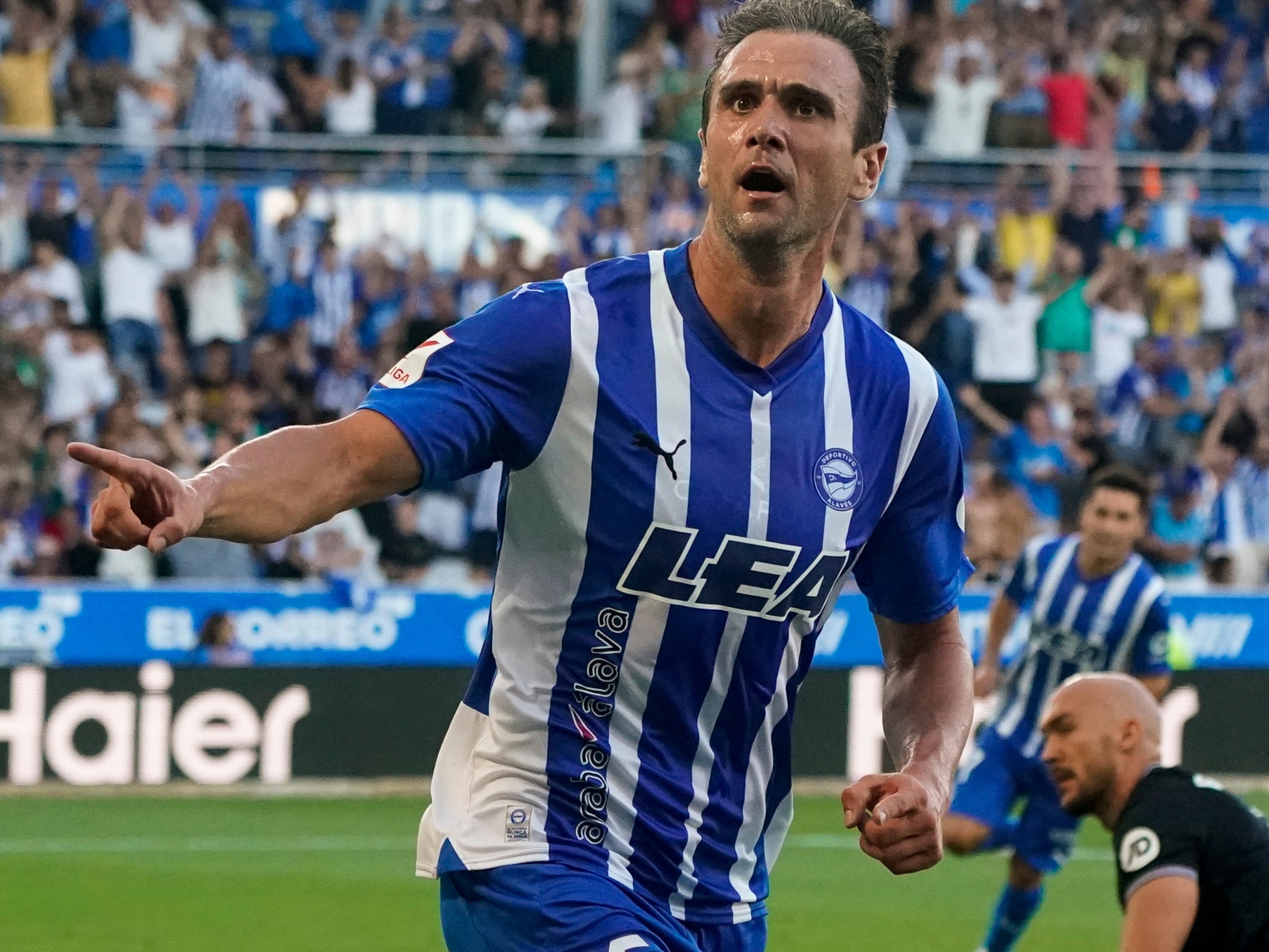 VITORIA, 21/08/2023.- El delantero del Deportivo Alavés Kike García celebra tras anotar ante el Sevilla, durante el encuentro correspondiente a la segunda jornada de la LaLiga EA Sports entre el Deportivo Alavés y el Sevilla FC disputado este lunes en el estadio de Mendizorroza, en Vitoria. EFE/ L. Rico
