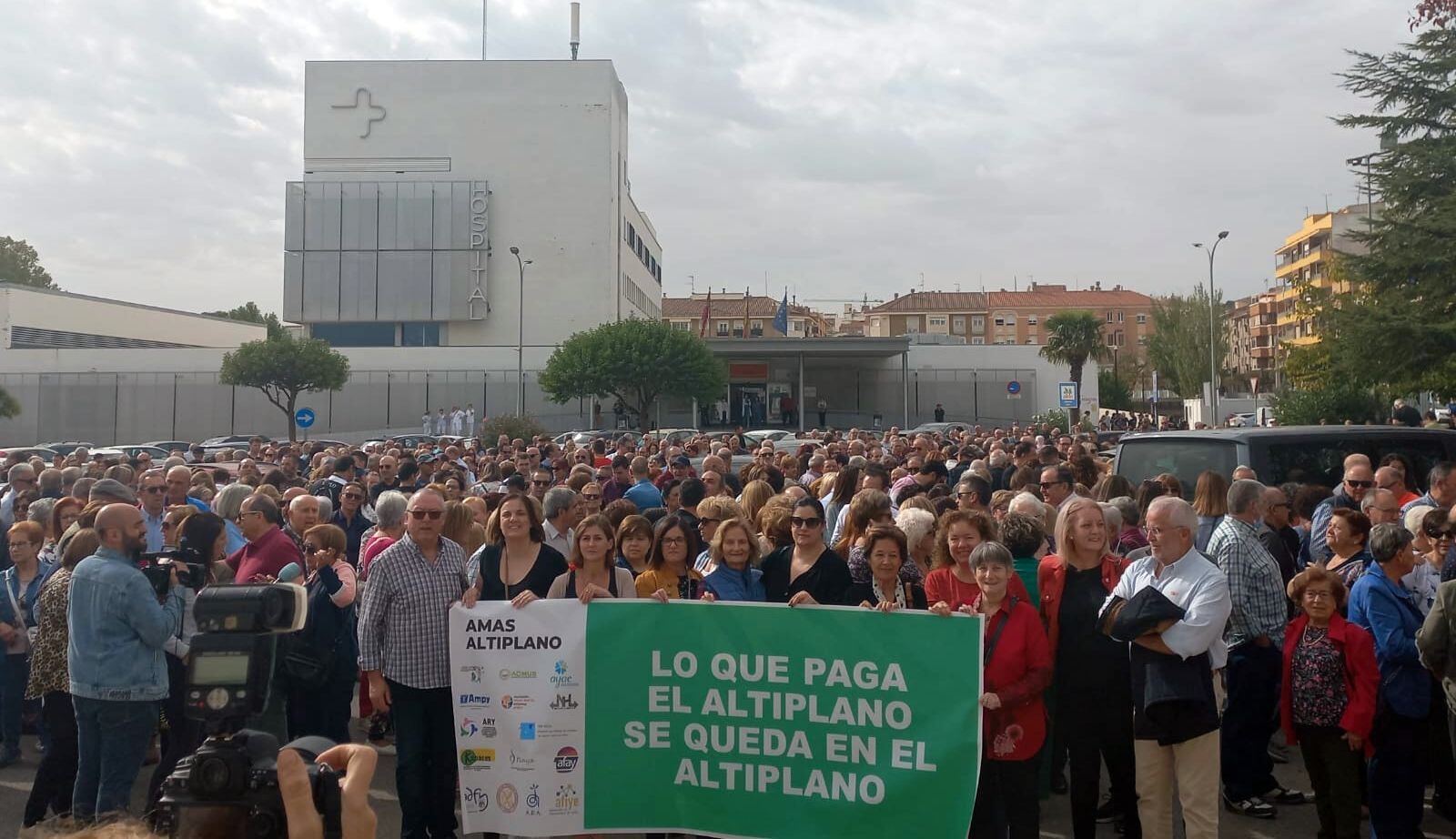 Miles de personas en la concentración a loas puertas el hospital comarcal de Yecla