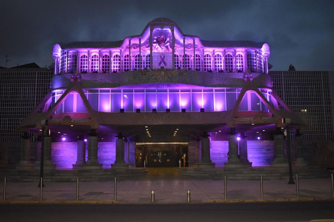 La Asamblea Regional luce de morado por el 8M 