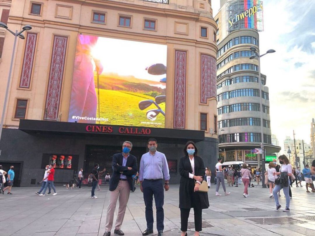 Los responsables de la Diputación de Málaga y de Turismo Costa del Sol en la madrileña plaza de Callao