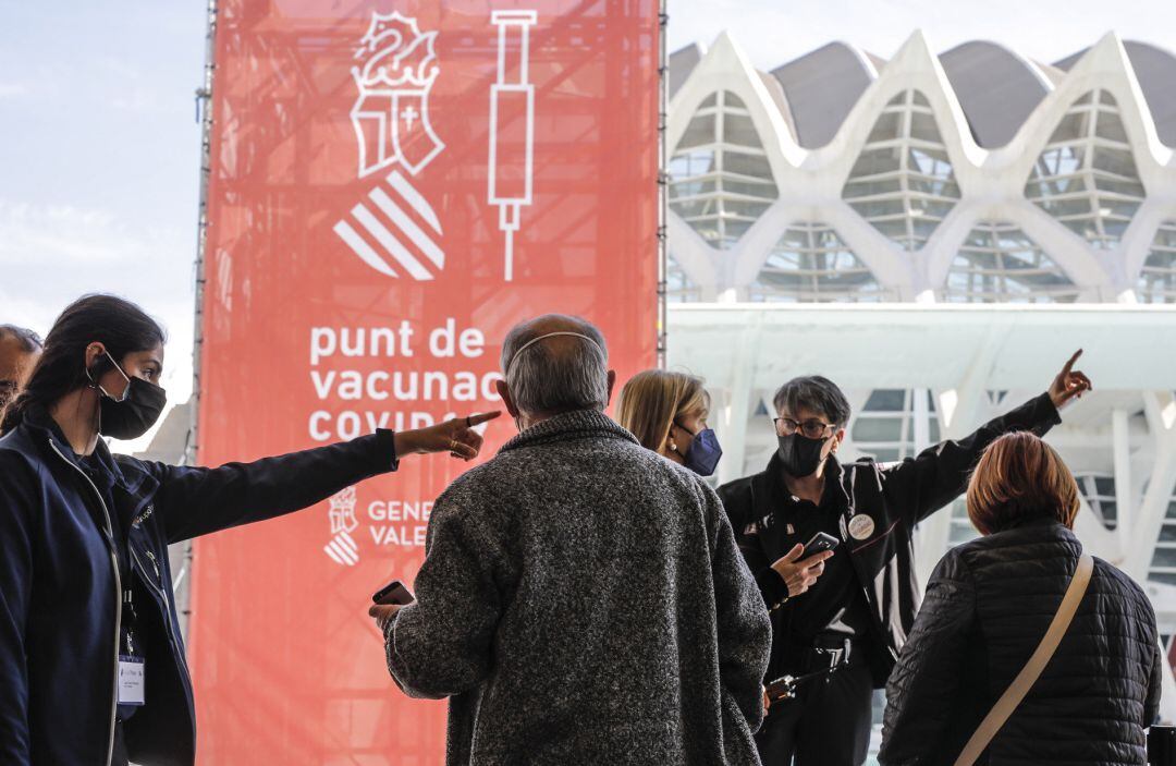 Varias personas llegan para ser vacunados en la Ciutat de les Arts i les Ciències de València