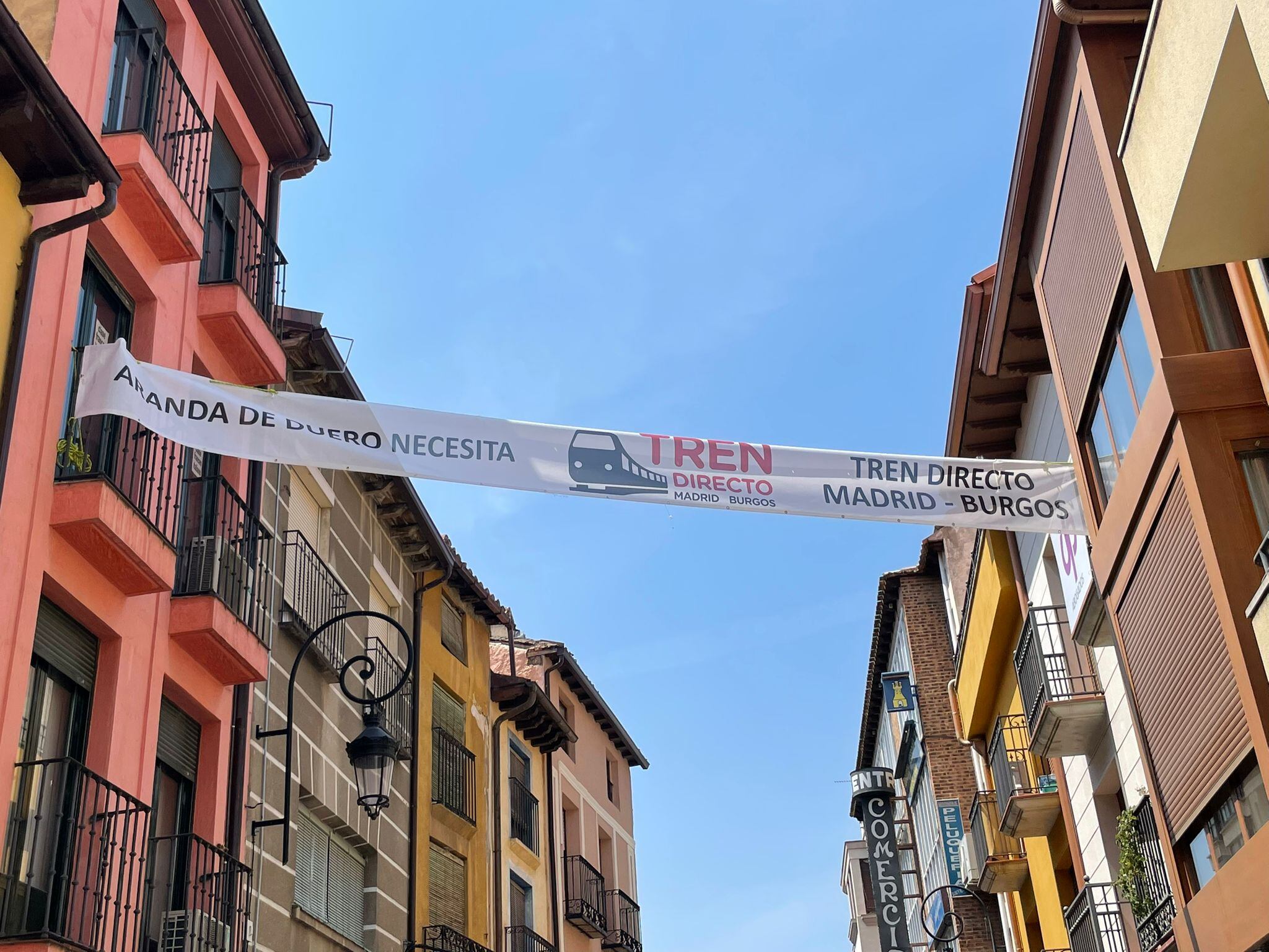 Una de las pancartas está instalada en la calle Isilla