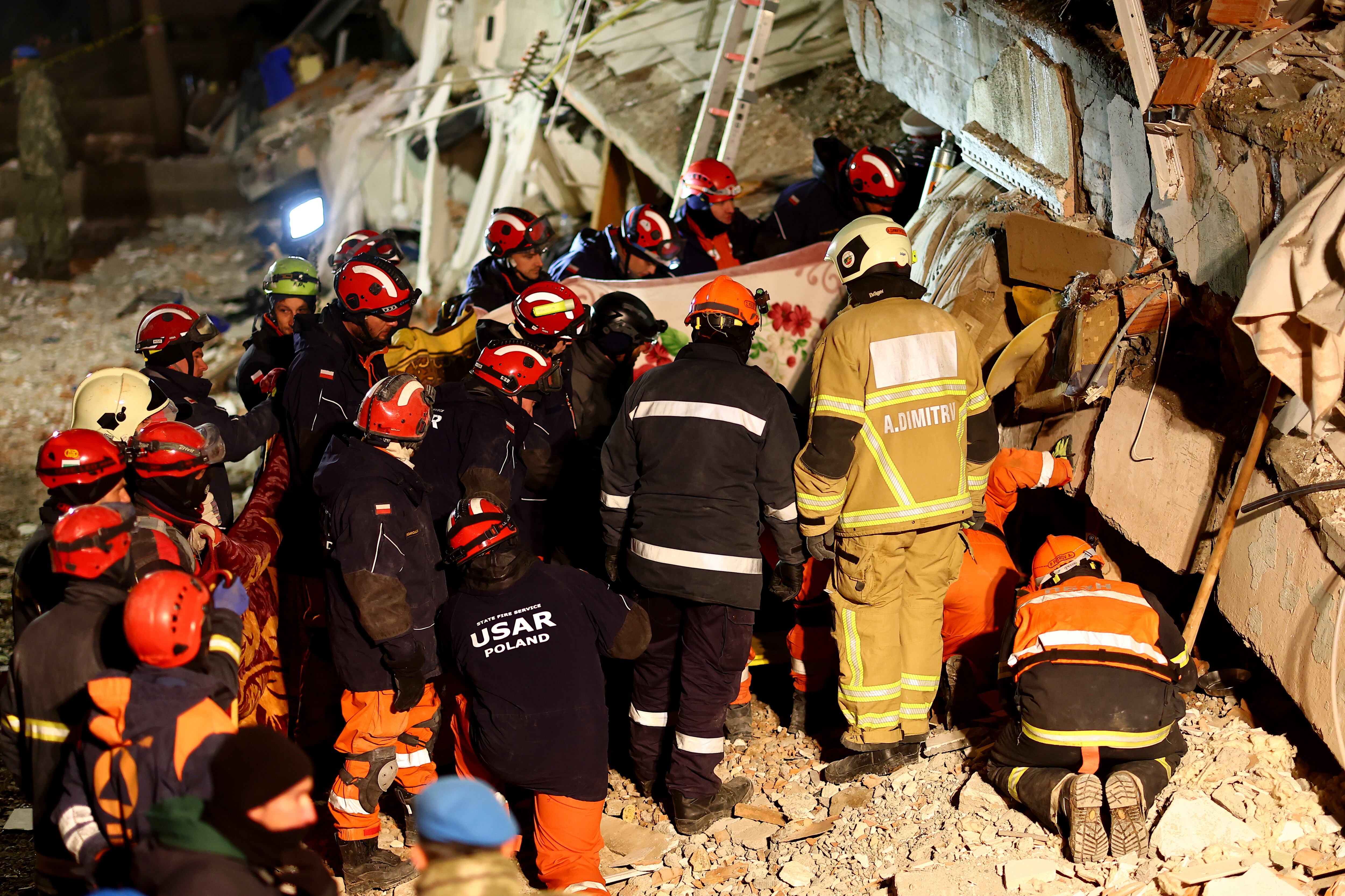 Numerosos voluntarios desplazados a Adiyaman ayudan a localizar supervivientes del terremoto registrado en Turquía y Siria.