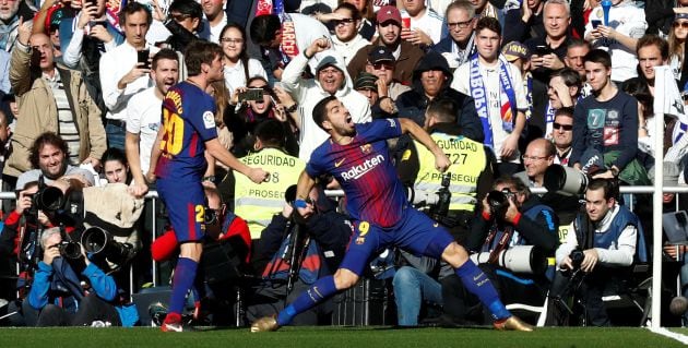 Luis Suárez celebra su gol en el Bernabéu.